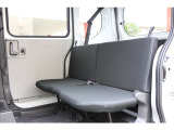 車の装置や機関をコンパクト化したことで、 荷室として使えるスペースをしっかり確保。 大人が4人乗っても荷室には十分な余裕があります。リアシートに座る人が窮屈な姿勢にならない快適な居住性です!