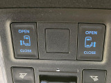 【両側パワースライドドア】スマートキーや運転席のスイッチで後席両側スライドドアの開閉が可能♪電動だから力を入れてドアを開ける必要が無く、小さなお子様でも簡単に開け閉めでき快適です♪