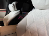 特別仕様車専用の「ディープホワイト」インテリア。ブラックパールとの美しいコントラストが、華やかさと落ち着きを兼ね備えた上質な空間を演出します。