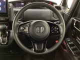 ハンドルにHondaセンシング系のクルーズコントロールやレーンキープアシストなどのスイッチと、オーディオの操作スイッチが装備されています。ハンドルから手を離さず安全に操作できます。