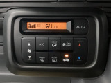 オートエアコンで、毎日のドライブを快適に。温度、風量を自動で調整し、理想的な車内環境を提供します。