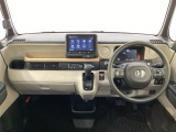 車内は光触媒抗菌消臭施工済です。スタイリッシュなデザインで暖かみのあるインパネ周りを演出します。グローブボックスやカップホルダーのほかにトレーなどたくさんの収納スペースが装備されています。