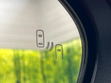【ブラインドスポットモニター】走行中、ドアミラーの死角になりやすい箇所に後続車が接近するとサイドミラーのレンズに警告を表示!ドライバーに注意喚起をしてくれます。