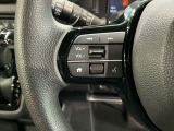 ステアリングにオーディオ操作スイッチが付いています。オーディオ画面に直接タッチしなくても操作が出来ますので、運転に集中できます。