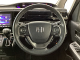 ハンドルにHondaセンシング系のクルーズコントロールやレーンキープアシストなどのスイッチと、オーディオの操作スイッチが装備されています。ハンドルから手を離さず安全に操作できます。