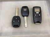 キーレスエントリー付きです。ドアの開け閉めの際に、ボタン操作でキーの差し込み不要です。加えて、純正リモコンエンジンスターター用の操作キーもついています。