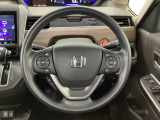 ハンドルにHondaセンシング系のクルーズコントロールやレーンキープアシストなどのスイッチと、オーディオの操作スイッチが装備されています。ハンドルから手を離さず安全に操作できます。