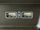 充電用USBジャックを2個装備!iPhoneはもちろん少しアンペアが高めのiPadも充電することが出来ます(運転しながら充電できます)