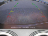 〔バックカメラ〕ギアをバックに入れると画面に自動的に後方映像が映し出され確認可能です。車庫入れなどの際に安全確認が出来て安心ですね。