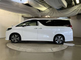 助手席側は電動スライドドアになってます。運転席やキーのリモコンで開閉できるので手が塞がっていても楽に積み降ろし出来ますよ。