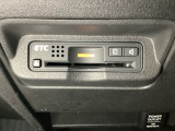 エアコンパネルの下にETCがついています。高速道路の料金所の通過も楽々です!。カードの取り出しもしやすい場所についています。