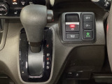 CVT車のセレクトレバーです。低速から高速まで、変速ショックのないスムーズな走りと、エンジン効率のよい領域を維持して燃費にも貢献します。サイドブレーキはスイッチ操作の電子制御パーキングブレーキです。