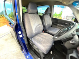 運転席まわりには十分なスペースがあり、大柄な方でもゆったり運転していただける環境です。
