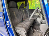 運転席まわりには十分なスペースがあり、大柄な方でもゆったり運転していただける環境です。