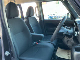 運転席・助手席は、ゆったりと座れるサイズで、長時間の運転でも快適です。