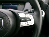ハンドル右側にはクルーズコントロールのスイッチが装備され、運転中の操作も安心して行えます。