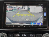 目安となるガイドライン付きのバックカメラを装備しているので、慣れない場所での車庫入れも安心です。