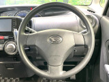 インテリアに合わせたデザインのステアリングは、運転される方のことも考え、運転しやすい形状、大きさです。是非一度、実際に触ってお確かめください。