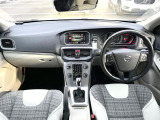 コンパクトカーのV40が入庫しました!内装は白を基調とした明るいボルボらしいデザインです。後席は倒すとフルフラットになるため大きなお荷物も車載可能です♪是非ご覧にお越しくださいませ♪