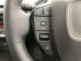 運転中、オーディオの操作をしてて、ハッとしたことはありませんか?ステアリングスイッチは、運転中でもハンドルでオーディオの操作が可能です。安全なドライブをサポートします。