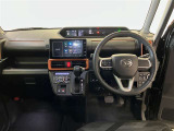 運転席周りのレイアウトをご覧ください。ナビゲーションが綺麗に装着されすっきり収まってますね!