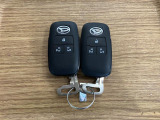 【スマートキー】 スマートキーを携帯していれば、ドアハンドルのボタンを押してロックの解除ができ、パワースライドドアもワンタッチで開閉できます。