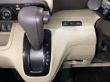 CVT車のセレクトレバーです。低速から高速まで、変速ショックのないスムーズな走りを実現するとともに、エンジン効率のよい領域を維持することで燃費にも貢献します。