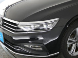 フロントカメラで対向車や先行車を検知し、32個のLEDを個別にONOFFの制御する事で最適な配光を行います。