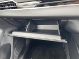 【グローブボックス】大容量のグローブボックスです!!車検証ケース他、日頃使う小物類の収納スペースもたくさんあります!