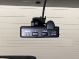後方にもドライブレコーダーのカメラが付いています。前後両方でお車の周りを監視・記録いたします。