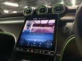 狭い駐車場や取り回しも余裕。360度カメラが車両周囲をリアルに映し出し、まるで上空から見ているかのような安心感とスムーズな操作性を実現します。