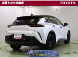 【後方車両接近告知】搭載。至近距離の後方車両がいる場合、警察もしくはヘルプネット(Tコネクト契約が必要)への接続を提案。接続後に対処方法を伝えてくれる【周辺車両接近時サポート】も搭載しています。