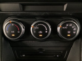 空調スイッチ類は最近流行のタッチパネル式ではなく、運転中でも直感的に操作できるダイヤル式を採用しております。