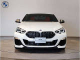 【BMWの伝統】BMWの特徴的な&ldquo;キドニーグリル&rdquo;は、80年以上続く伝統の形でございます。変わらないこだわりのデザインが、プレミアムブランド&ldquo;BMW&rdquo;を創り出します。