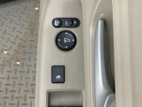 ハンドルの右側に電動格納付きパワーミラーの操作スイッチがついています。左右のサイドミラーの角度調節も微調整ができて便利です。
