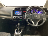 車内は光触媒抗菌消臭施工済です。スタイリッシュなデザインでスポーティなインパネ周りを演出します。グローブボックスやカップホルダーのほかにトレーなどたくさんの収納スペースが付いています。