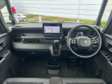 質感の高いインパネ周りと視界が良く運転し易いフロントビュー。