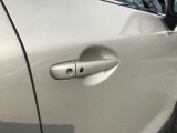 スマートキーを所持している状態でロックボタンを押すと、車両すべてのドアの解錠や施錠を行うことが出来ます。