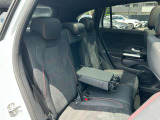 メルセデスのシートは少し硬めになっております。長時間の運転の際、適度な反発があることでお尻や腰の負担を減らす効果が御座います。