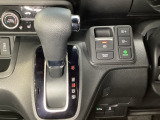 CVT車のセレクトレバーです。低速から高速まで、変速ショックのないスムーズな走りと、エンジン効率のよい領域を維持して燃費にも貢献します。サイドブレーキはスイッチ操作の電子制御パーキングブレーキです。