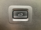 パワーリフトゲートは運転席とリフトゲート側、さらにアドバンストキーでも開閉が可能!開度は無段階にメモリー設定もできます。ゲート内側にタッチセンサーを配置し、手などを挟み込む危険を低減します。