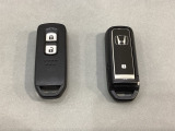 スマートキーを装備しています。鍵を差し込むことなくドアロックの開け閉めと、スタートボタン操作でのエンジンスタートができます。スペアキーも同じものを用意しております。