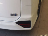 《インテリジェンスクリアランスソナー》駐車時など、低速走行時における衝突を緩和(ブレーキとアクセルを踏み間違えても、自動(被害軽減)ブレーキをかける装置です。