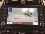 こちらのバックカメラは画面にラインが表示されておりますので、バック持のクルマの進行方向の目安になります。より高いレベルで車庫入れをサポートする、便利な機能ですね。