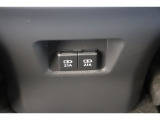 後部席へ乗車して携帯電話などを充電する時に前から配線を伸ばすとごちゃごちゃして邪魔になりがちですよね。そんな煩わしさを解消する後席側USBポート☆