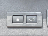 【パワーバックドア】スマートキーや運転席のボタンを押すだけでリアゲートが自動で開閉します!荷物を持っている時や、高い位置にあるバックドアを閉める際に便利な機能です♪