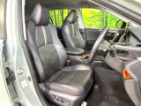【合皮レザーシート】汚れのふき取りが容易でメンテナンスもが簡単な、機能性に優れる合成皮革を採用した上質なシートです。座り心地もよく、高級感あふれる心地良い車内空間を演出してくれます。