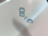 【ブラインドスポットインフォメーション】走行中、ドアミラーの死角になりやすい箇所に後続車が接近するとサイドミラー付近に警告を表示、ドライバーに注意喚起をしてくれます。