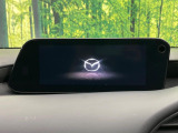 【8.8インチマツダコネクト】車内の雰囲気にマッチした大型のディスプレイ。スマホ接続でのナビ使用やBluetooth再生等、様々な機能が楽しめます。直感的なダイヤル操作が可能で、使い勝手も良好です。