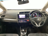 車内は光触媒抗菌消臭施工済です。インパネ周りはスタイリッシュなデザインで機能や装備も充実しています。グローブボックスやカップホルダーのほかにトレーなどたくさんの収納スペースが付いています。